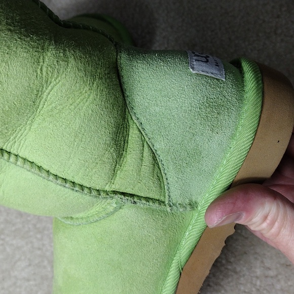 UGG women's lime green suede ankle boots. In great condition. Size 6 - Picture 4 of 12